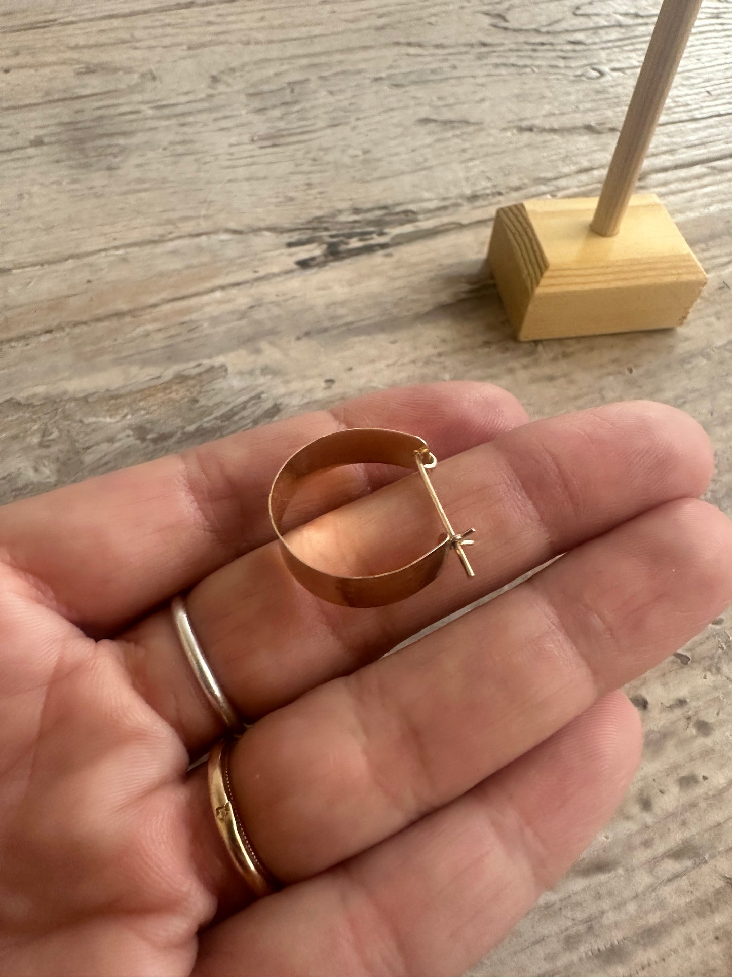 DEBI BENDER - 14K, 1” height-1/4” width hoop straight post with clasp